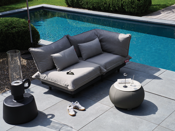 FATBOY Paletti Set Small - Lifestyle Bild von grauer Couch für draußen am Pool