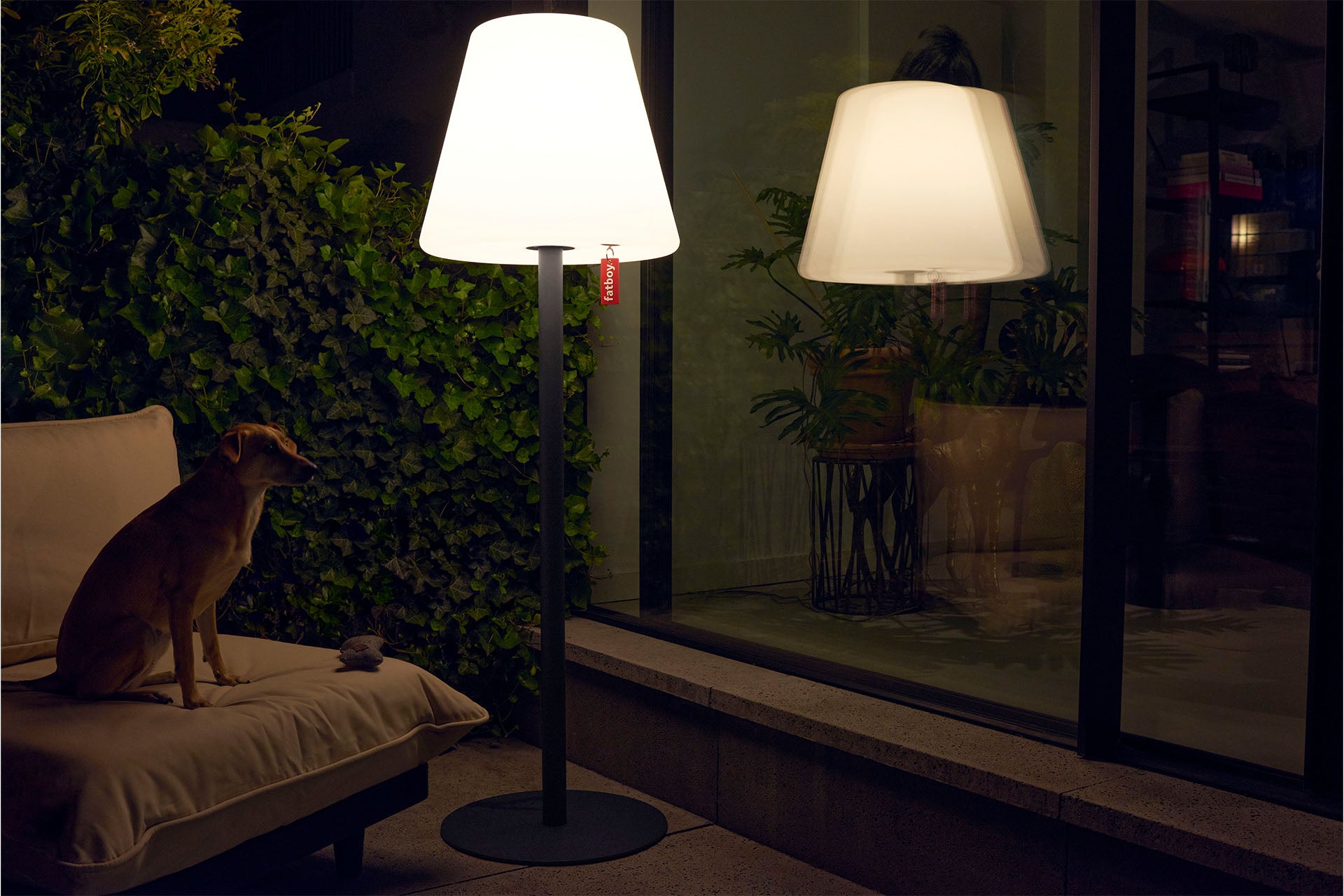 FATBOY Edison The Giant - schwarz - weißer Schirm in der Nacht