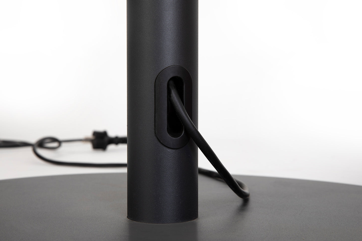 FATBOY Edison The Giant Nahaufnahme schwarzer Ständer und Kabel