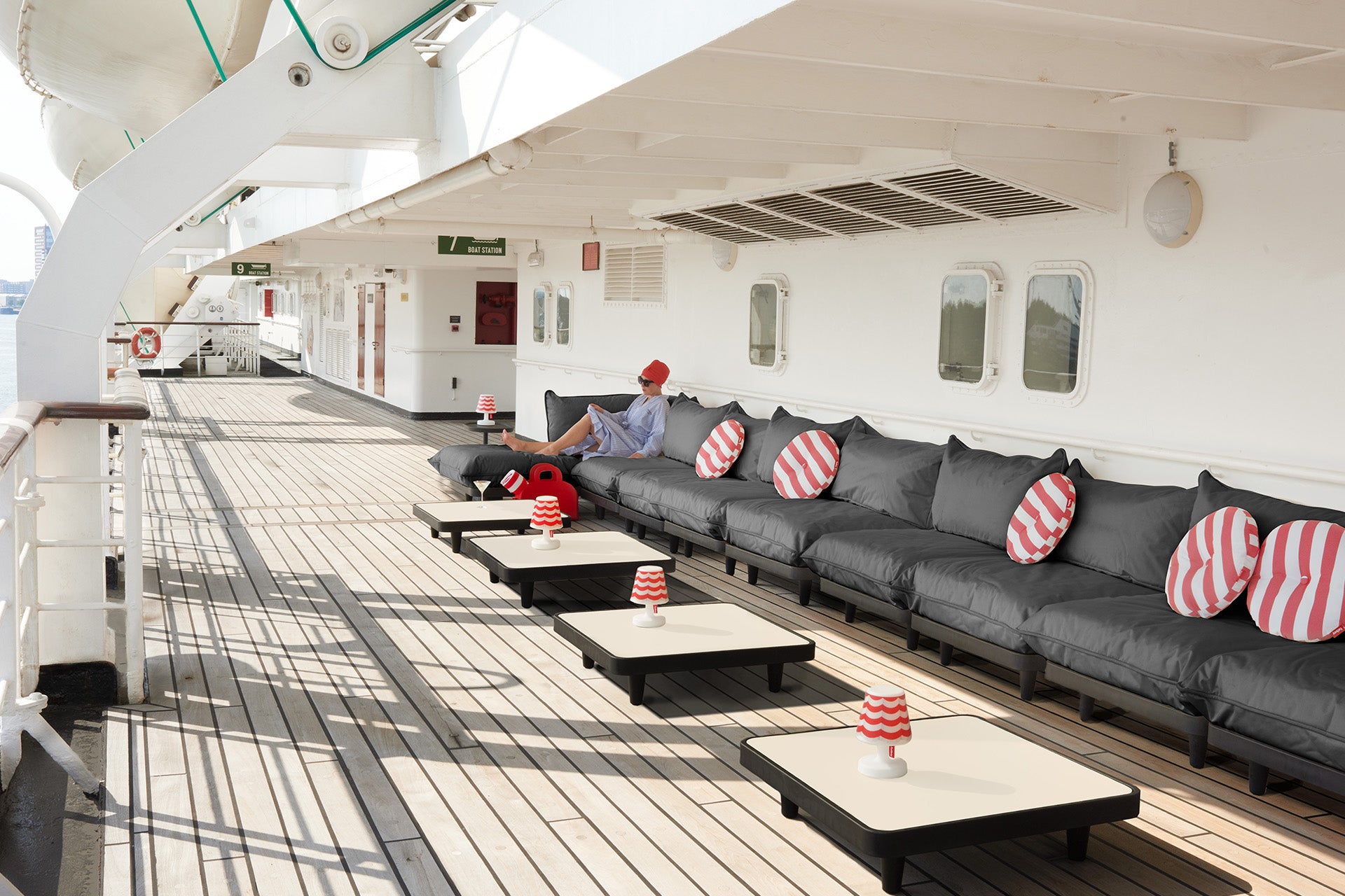 FATBOY Paletti - Graues Outdoor Sofa mit Modulen auf Boot