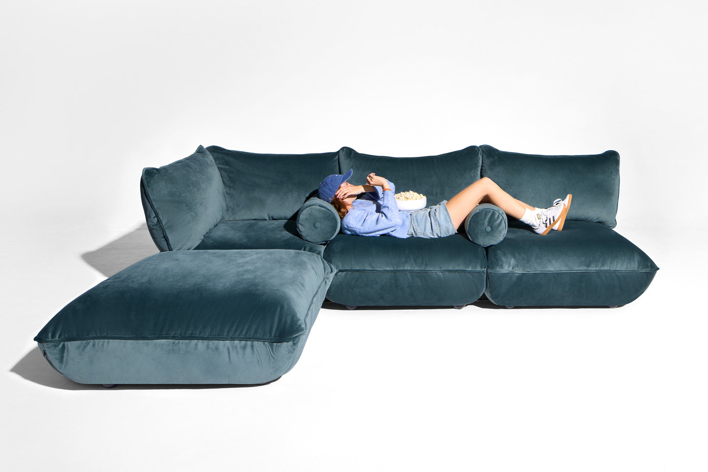 FATBOY Sumo Sofa - Lifestylefoto mit blauer Samt Couch