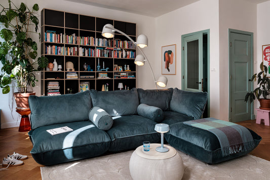 FATBOY Sumo Sofa - blaues Ecksofa im Wohnzimmer mit Samtbezug