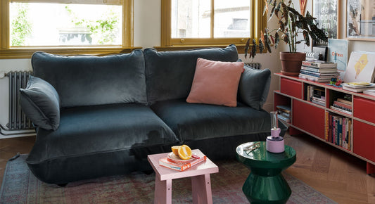 FATBOY Sumo Sofa Medium Velvet - blaue Couch in Wohnzimmer aus Samt