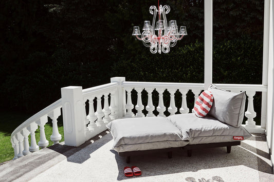 FATBOY Paletti Hocker - graues Outdoor Sofa mit modularem Hocker auf Terasse